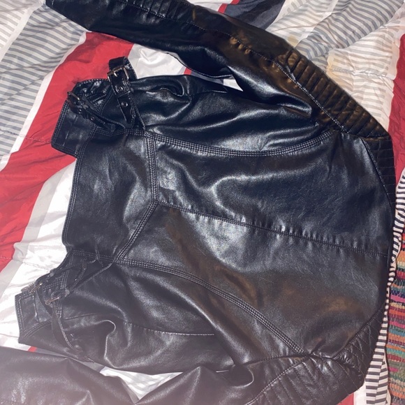 Leather jacket - Picture 3 of 3